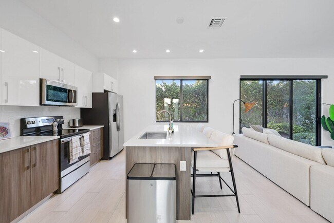 Building Photo - 2201 Florida Blvd