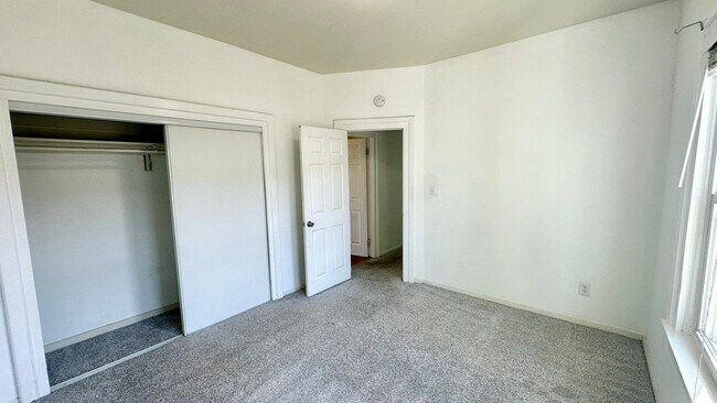 Building Photo - Spacious Upper Unit of a Duplex in Downtown Oakland w/ Shared Yard