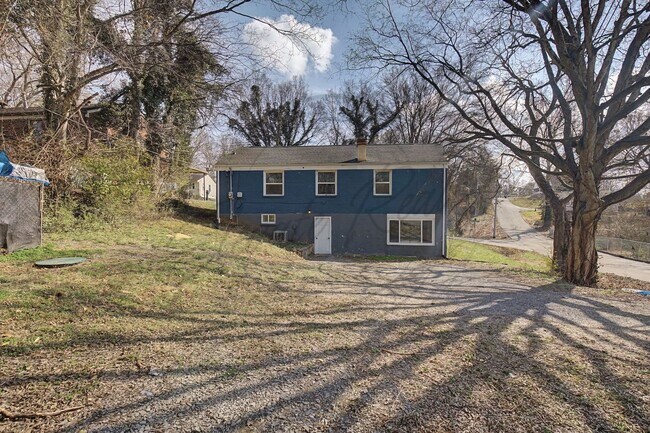 Building Photo - Four Bedroom Ranch with Finished Basement in Clarksville!