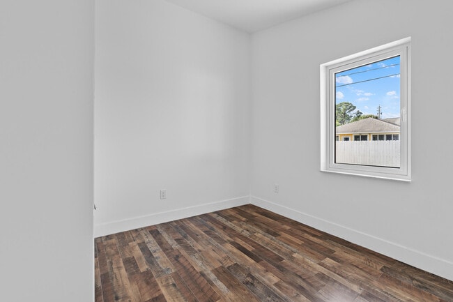 Building Photo - 2313 SE Mariposa Ave