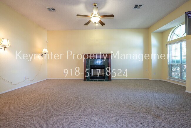 Building Photo - Charming 3 bedroom home with cozy fireplace and 2 car garage!! Price drop!