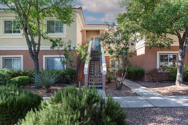 Building Photo - Enormous second story unit in upscale gated Summerlin community