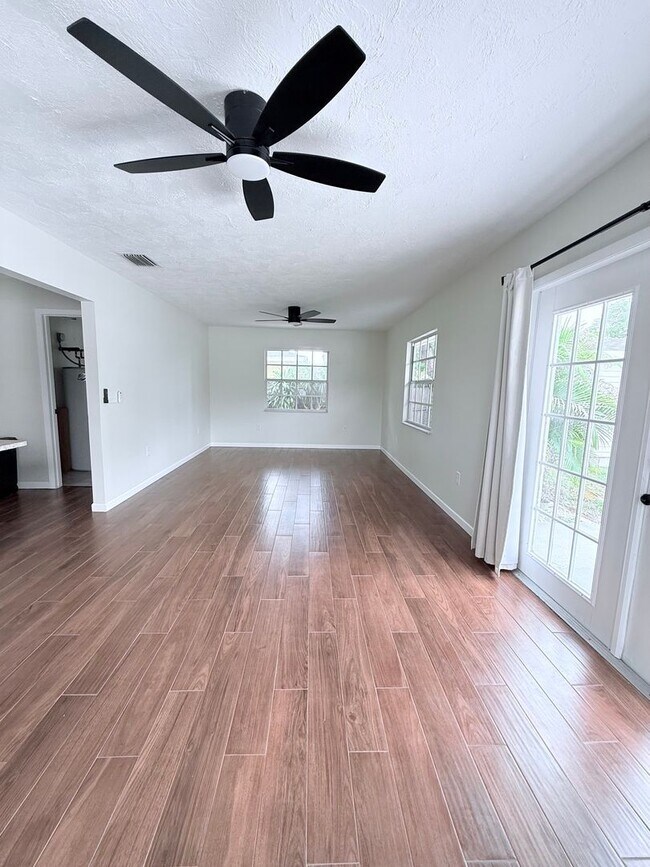 Building Photo - 3-Bed/2-Bath Sarasota Gem: Private Pool & Central Location!!