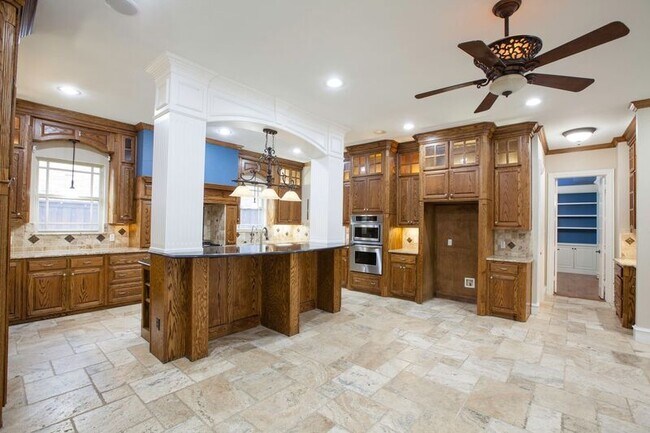 Building Photo - 8100 Rosemont Dr