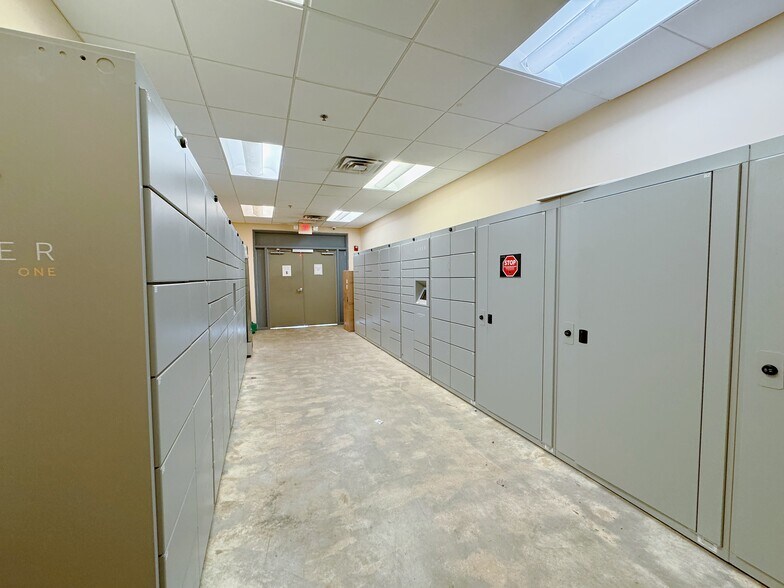 Package Delivery Lockers - 390 17th St NW