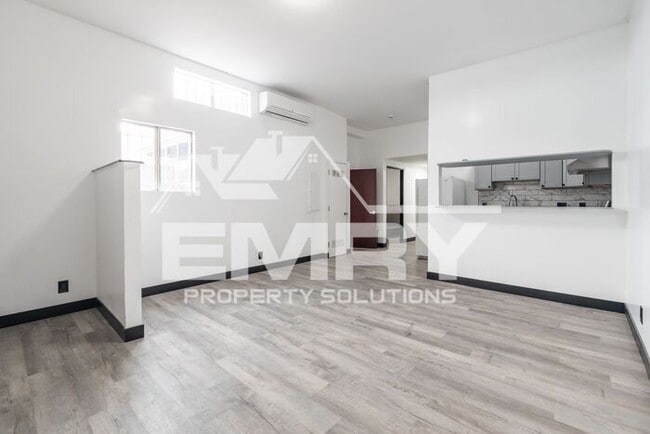 Building Photo - 942 S Gerhart Ave