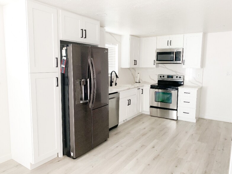 Building Photo - 681 N Valley Dr