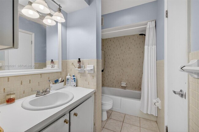 Building Photo - 419 S Crescent Dr