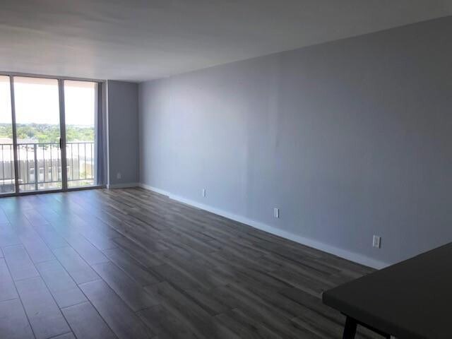 Building Photo - 1609 N Riverside Dr