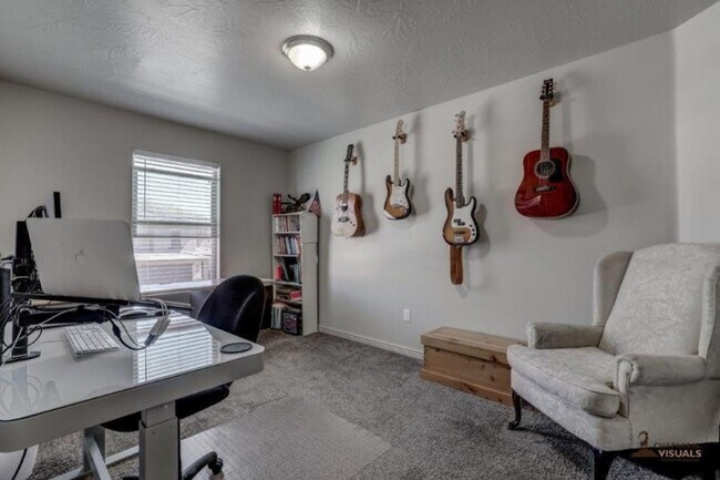 Building Photo - Pet Friendly: 3 Bedroom Fossil Hills Townhome With 2 Car Garage