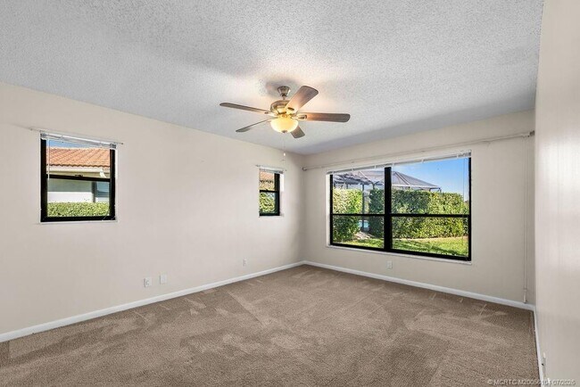 Building Photo - 2386 SW Creekside Dr