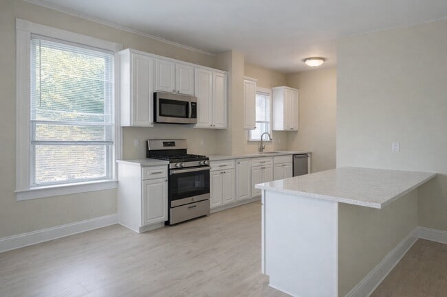 Building Photo - 10 Forest St