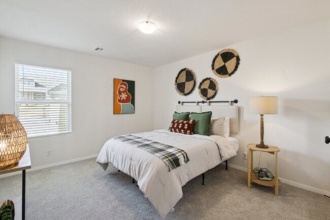 Building Photo - Fully Furnished 4 Bedroom