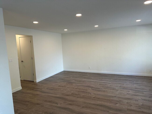 Building Photo - Beautifully updated 3 bedroom 1.5 bath dup...