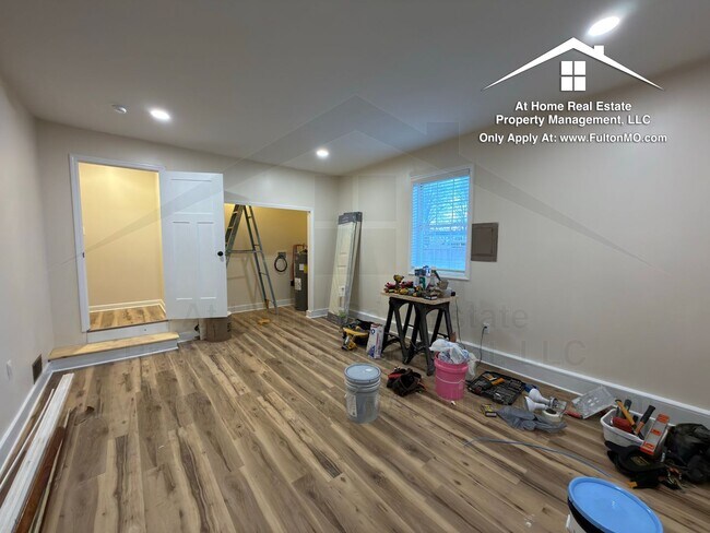 Building Photo - 703 W 7th St