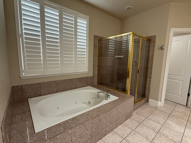 Building Photo - Beautiful 3 bed, 3 full bath two story home including a 3 car garage with 2800 sq ft of living space