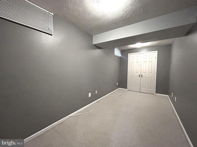 Building Photo - 5556 Village Center Dr