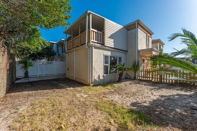 Building Photo - Spacious townhouse with large 2nd floor covered patio!