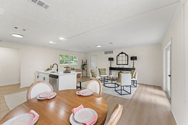 Building Photo - Orange Park 4 Bedroom Home With Upgraded Features Throughout