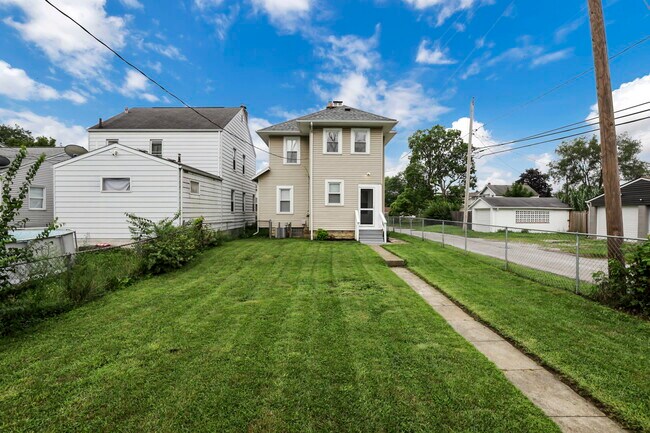 Building Photo - 418 Townsend Ave