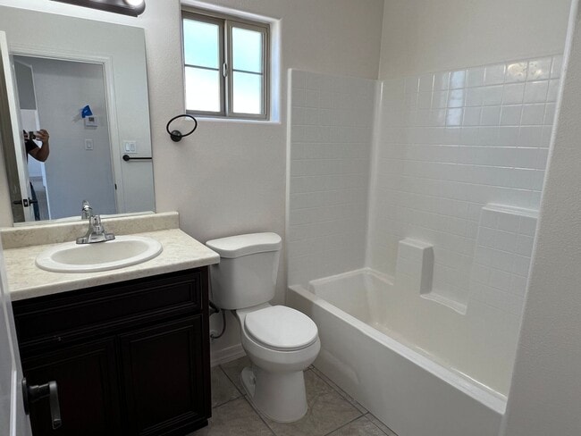 Building Photo - 3 Bedroom Split Floor Plan with 2 bathroom...