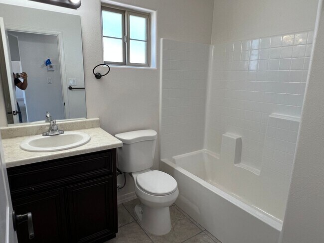 Building Photo - 3 Bedroom Split Floor Plan with 2 bathrooms