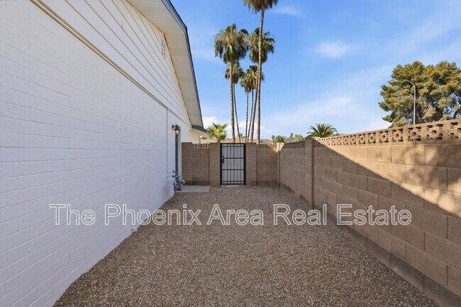 Building Photo - 447 E Carson Dr