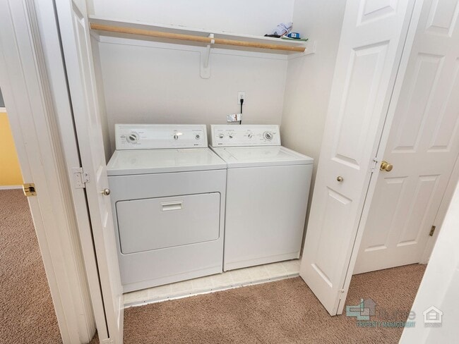 Building Photo - 2 Bedroom, 2.5 Bath Close to Nike and Intel!