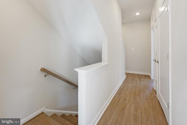 Building Photo - 945 Sycamore Dr SE