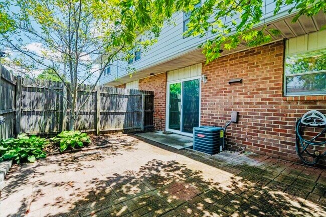 Building Photo - 3500 Warwick Dr