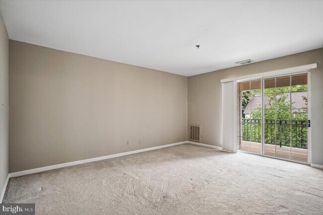 Building Photo - 1100 Quaker Hill Dr