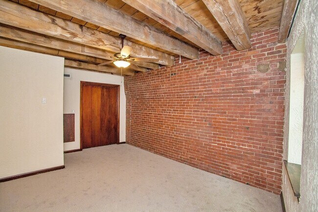 Building Photo - 146 Commercial St