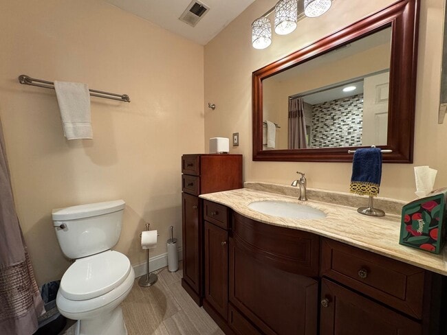 Building Photo - Fantastic 5 Bed 5.5 Bath Single Family Hom...