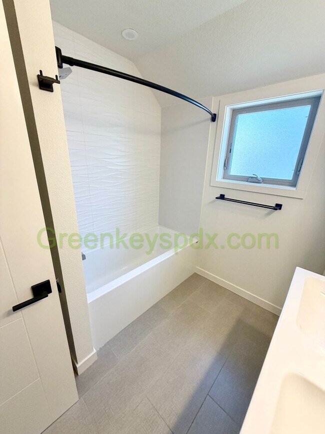 Building Photo - Newer 2-Bedroom, 1.5-Bathroom Townhome for Rent in SE Portland with Private Patio in Walkable Loc...
