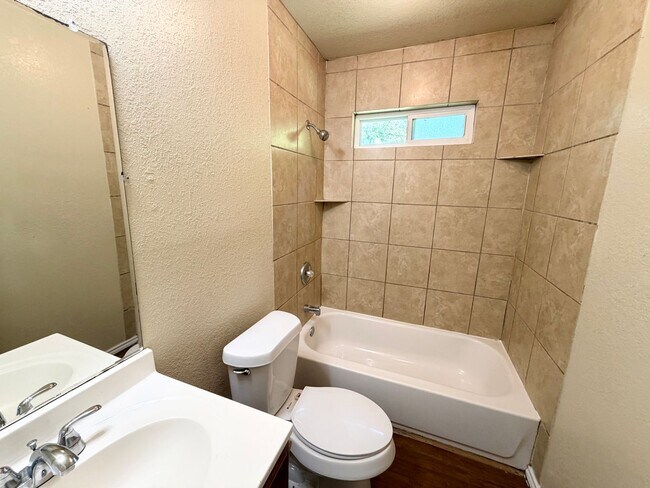 Building Photo - 123 Victory Dr