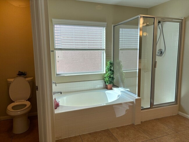 Building Photo - Southwest 5 bd 3 full bath with 2 car gara...
