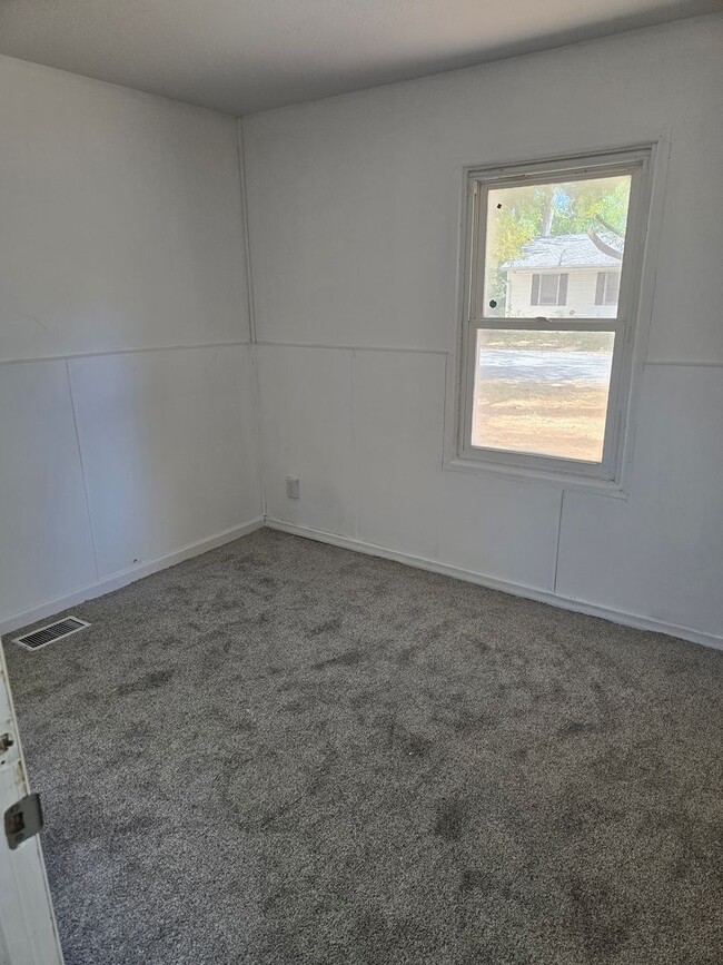 Building Photo - 3 bedroom 1 bath home for $1000