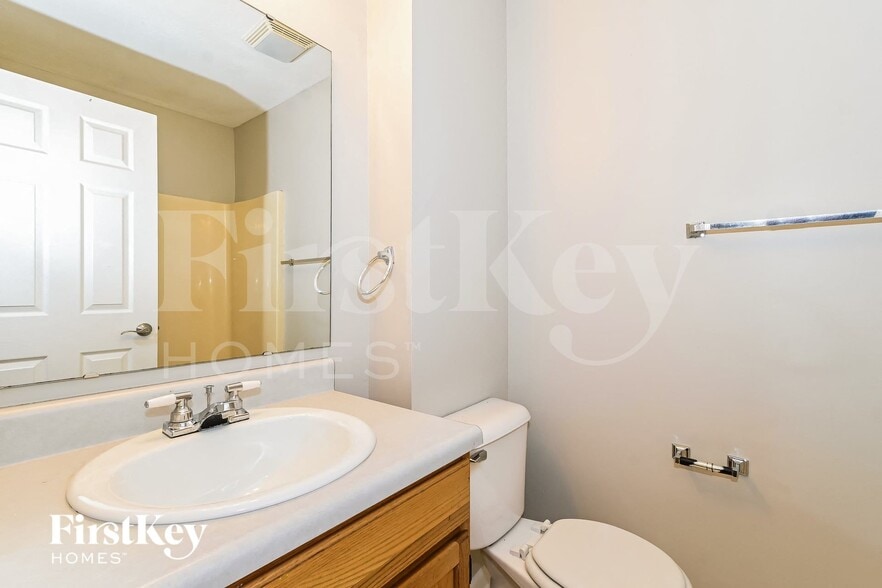 Building Photo - 4804 Oakton Way