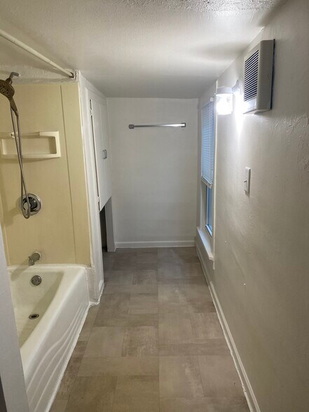 Bathroom - 633 E Johnson St