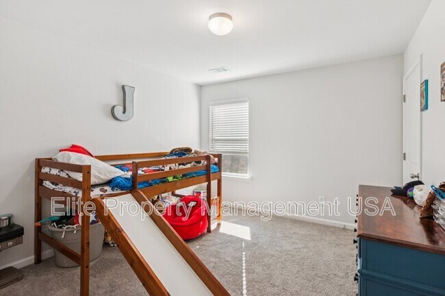 Building Photo - 566 Skye Dr