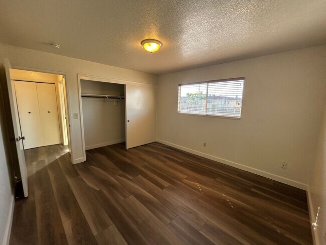 Building Photo - 255 E Romie Ln