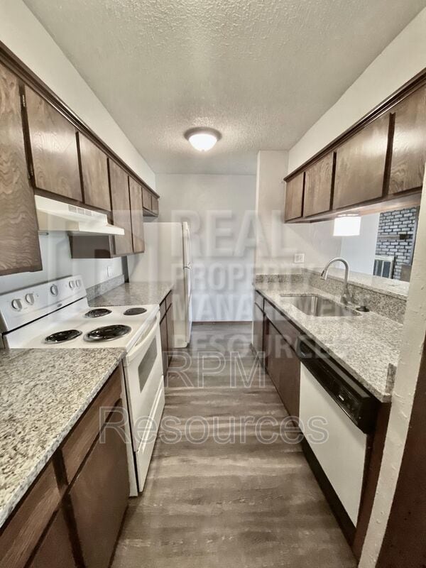 Building Photo - 913 Clear Creek