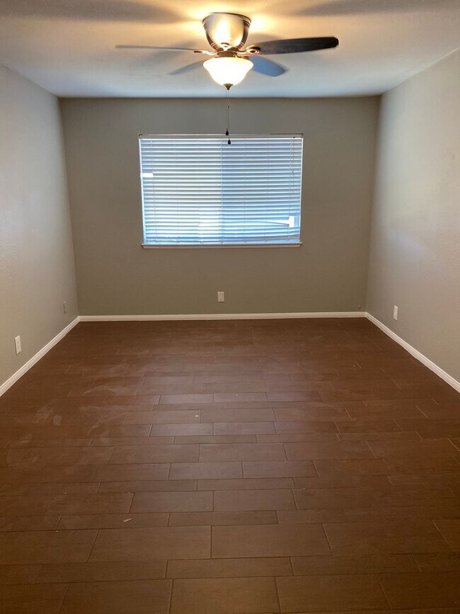 Building Photo - 401 Tiger Lily Way