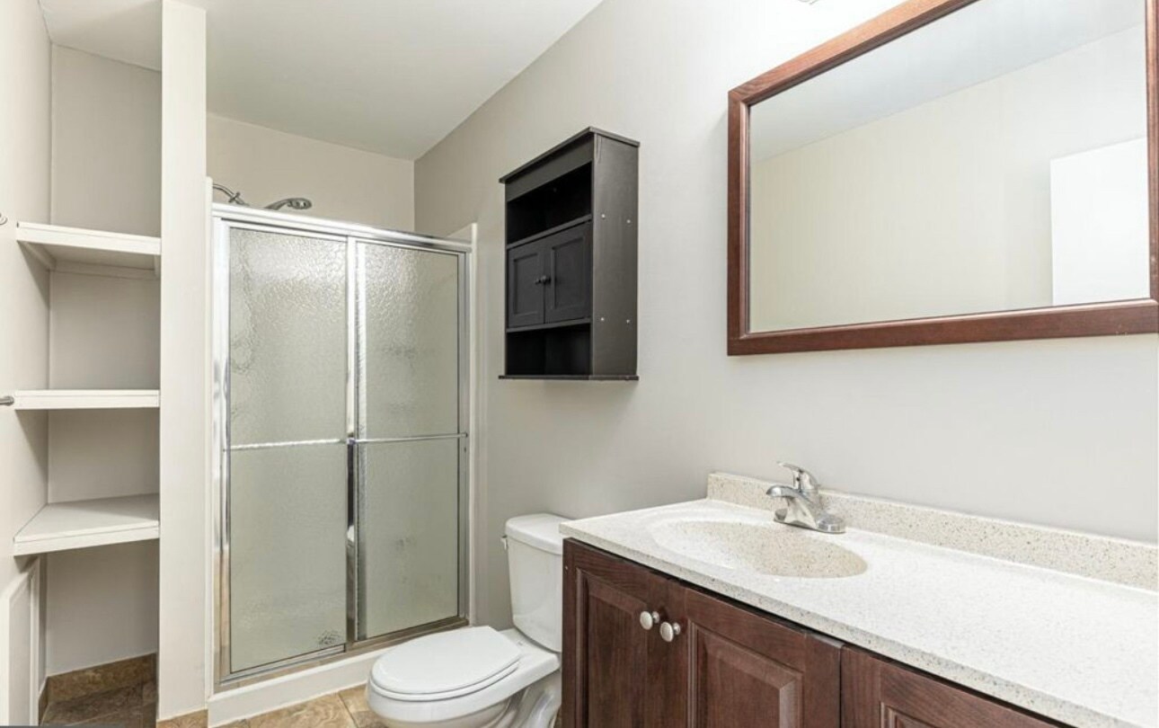 Building Photo - 8 Regent Ct