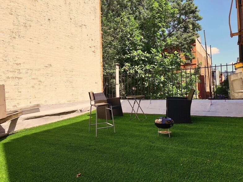 Building Photo - Furnished room/NOT APARTMENT