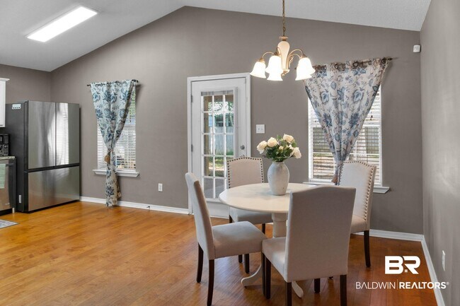 Building Photo - 8254 Magnolia Village Dr N