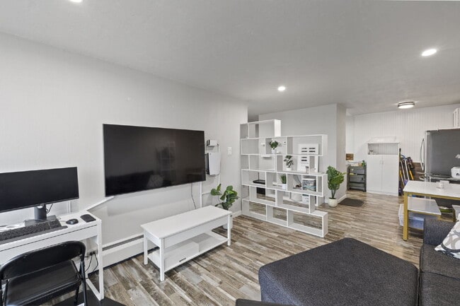 Building Photo - Live Above It All at the Satellite Condo 1 bed 1 bath!