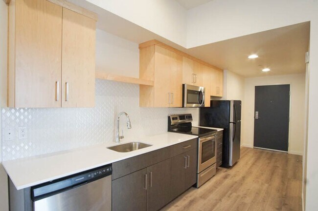 Building Photo - App Fee Special: Top Floor Modern 2 Bdr w/ W&D + AC!
