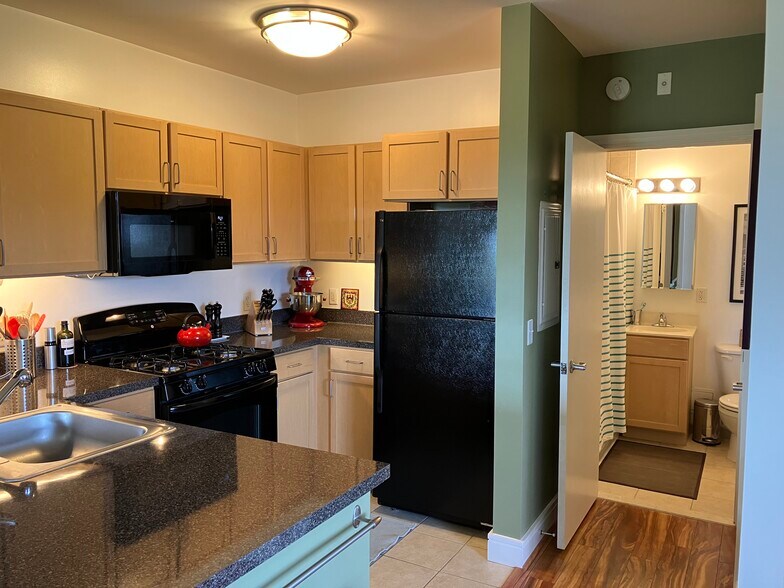 Kitchen - 800 4th St SW