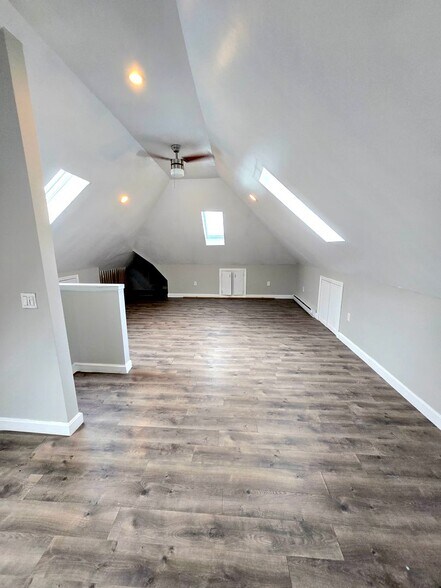 Building Photo - 457 Admiral St